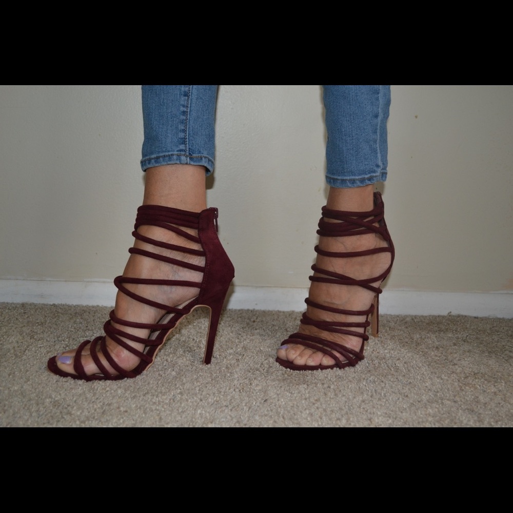 Yes I am living for these maroon pumps❤️❤️